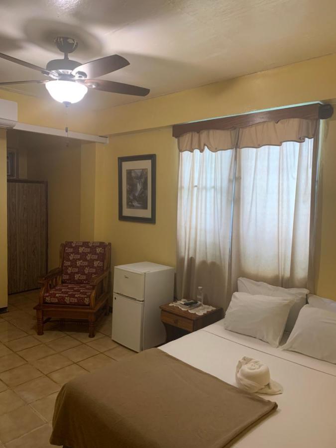 Chaleanor Hotel Dangriga Exterior foto