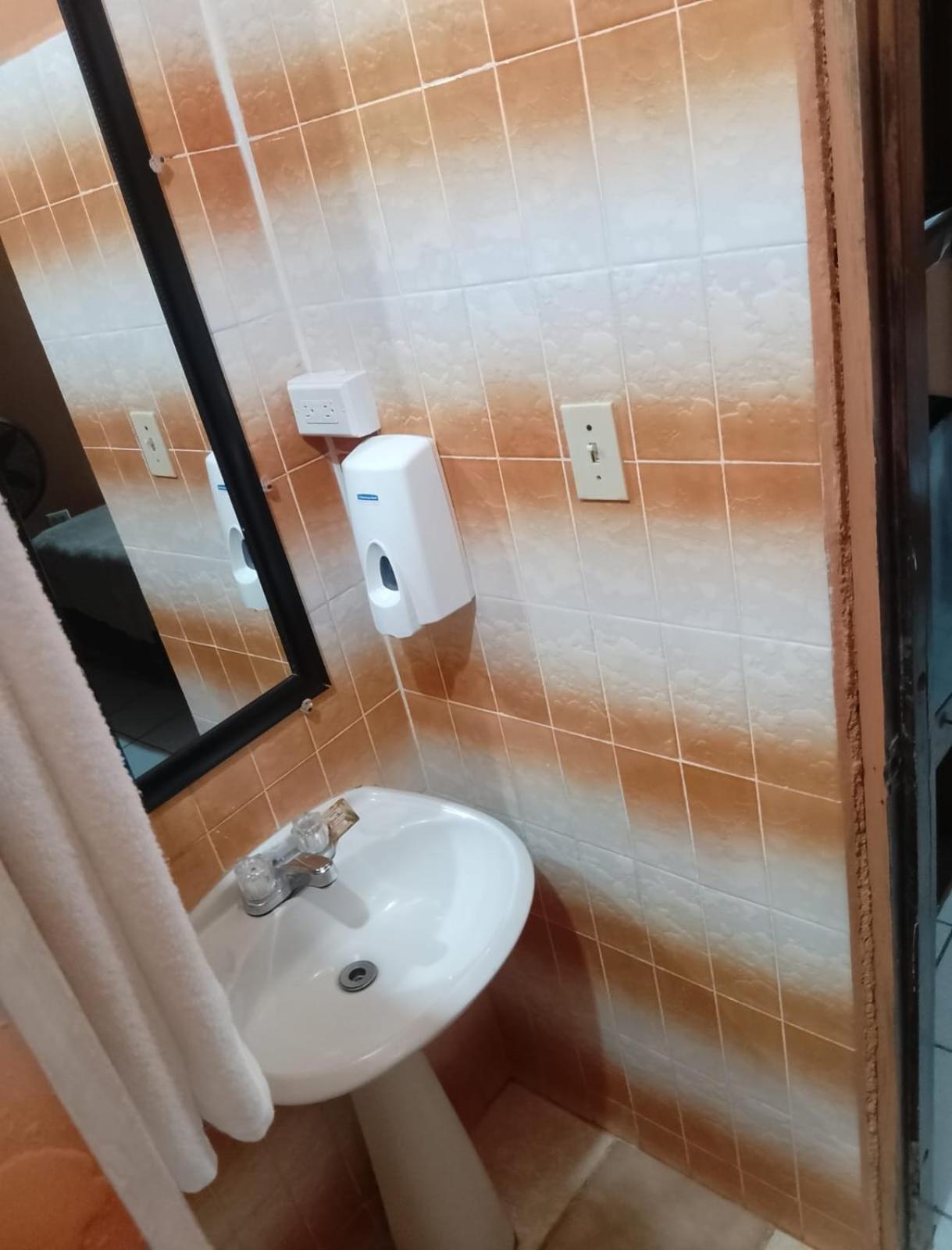 Chaleanor Hotel Dangriga Exterior foto