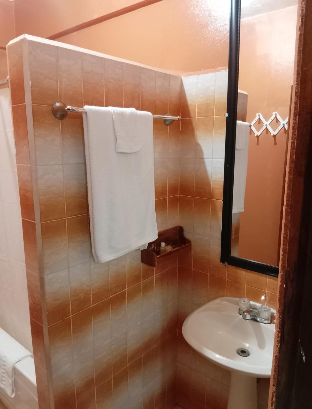 Chaleanor Hotel Dangriga Exterior foto