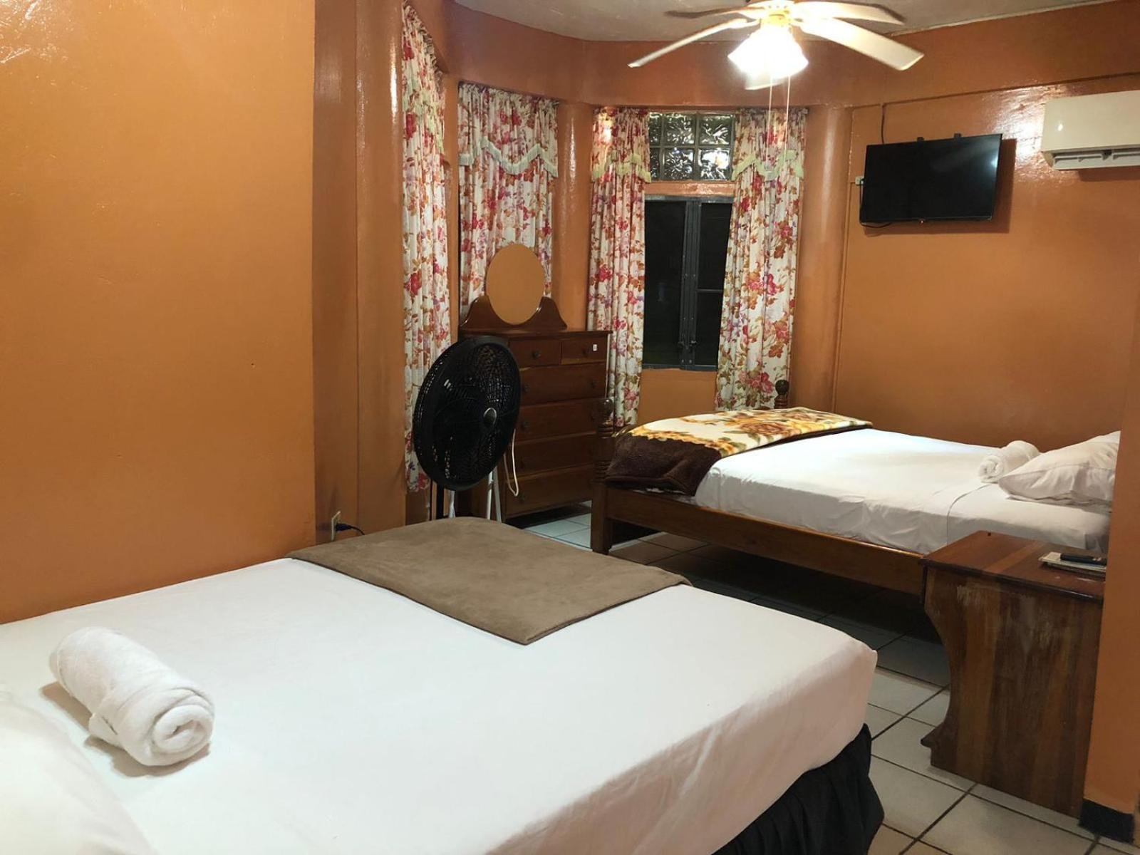 Chaleanor Hotel Dangriga Exterior foto
