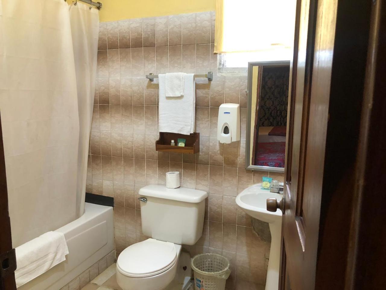 Chaleanor Hotel Dangriga Exterior foto