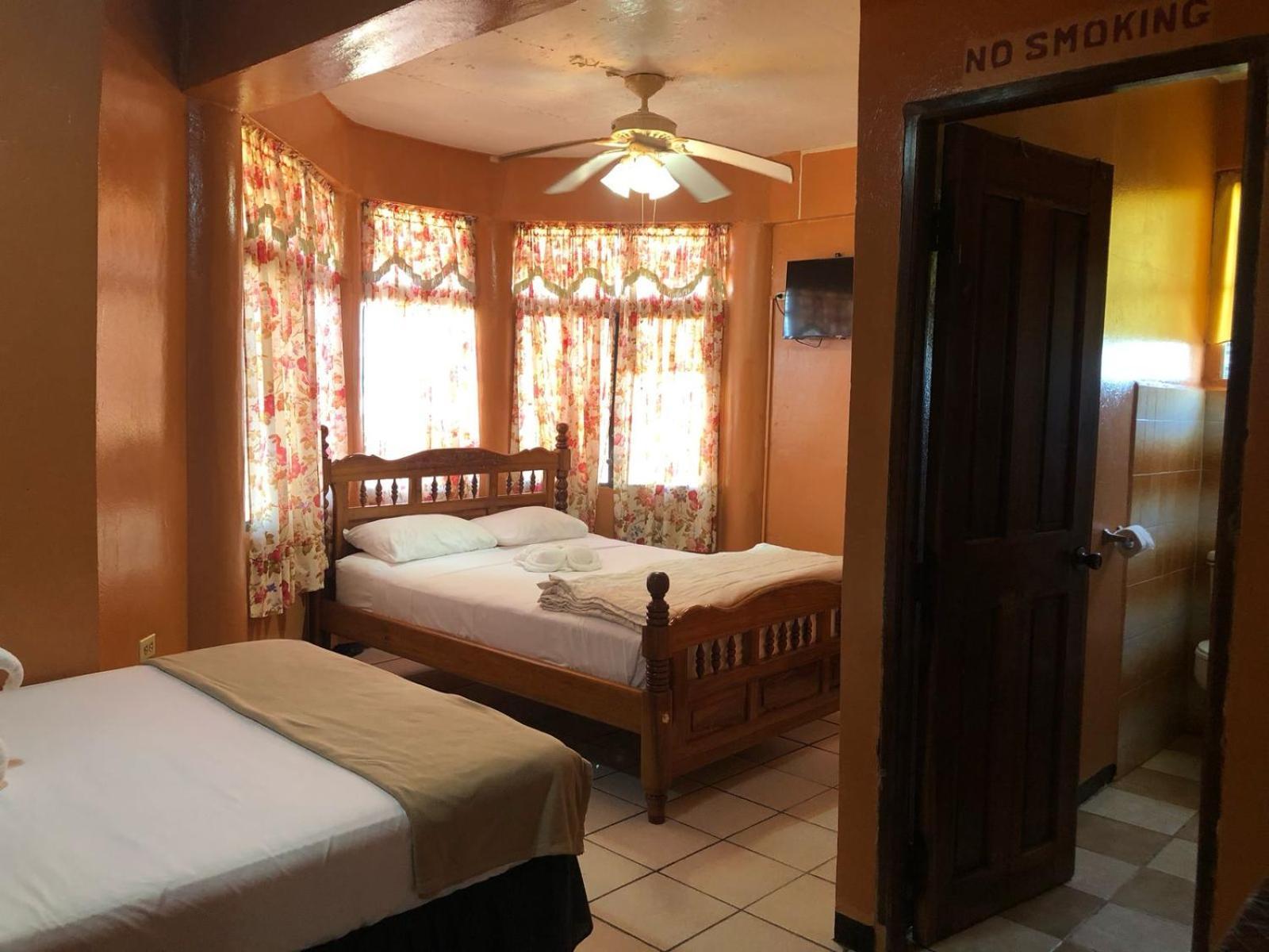 Chaleanor Hotel Dangriga Exterior foto