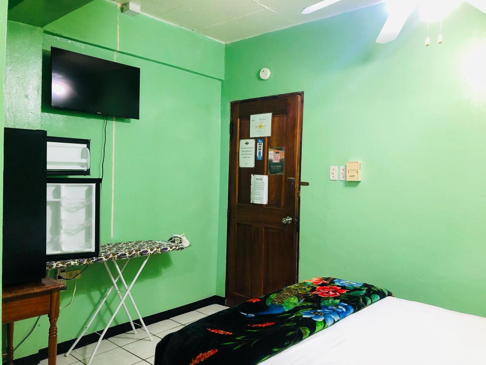 Chaleanor Hotel Dangriga Exterior foto