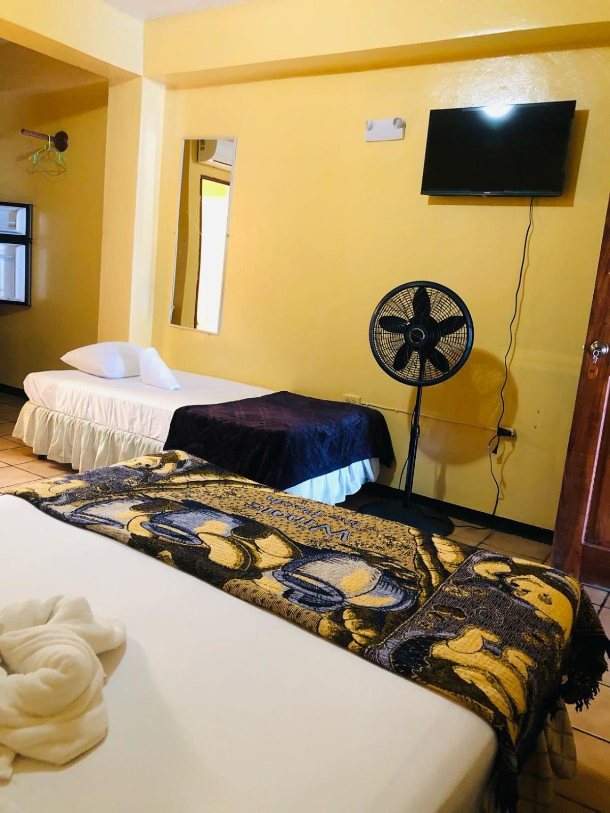 Chaleanor Hotel Dangriga Exterior foto
