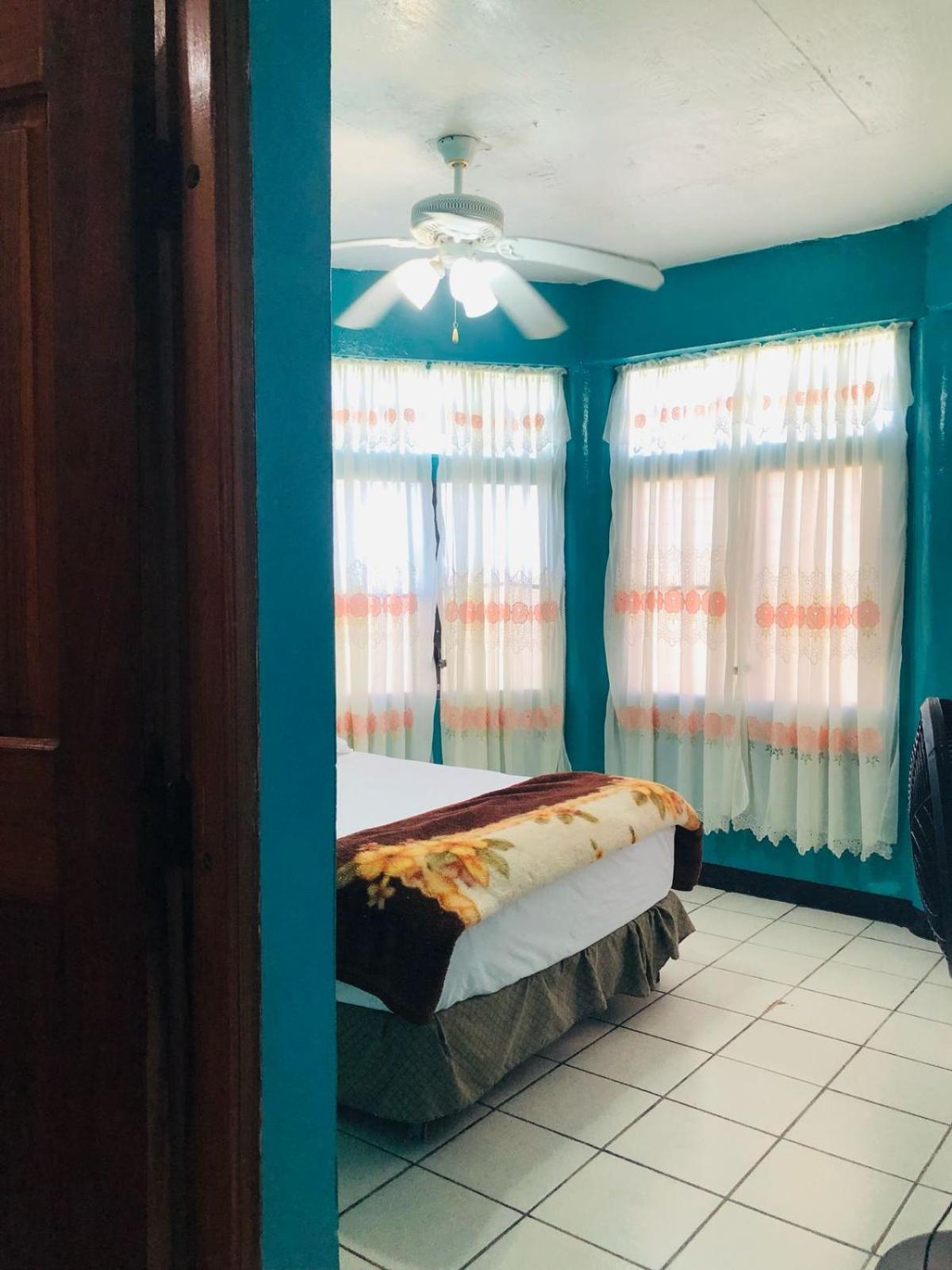 Chaleanor Hotel Dangriga Exterior foto